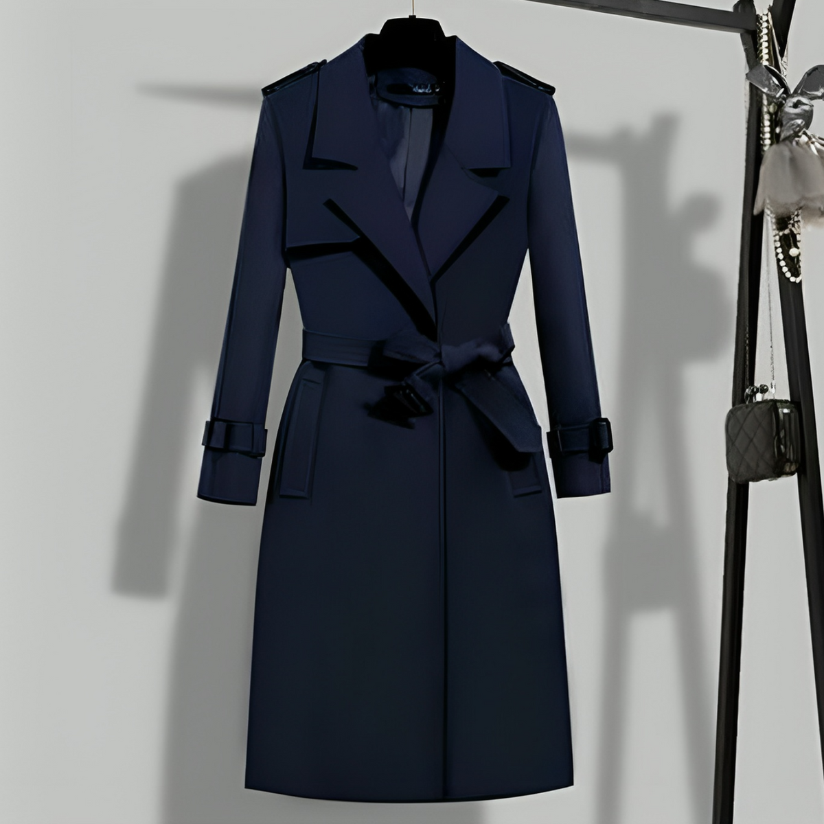 Amelia — Trench long à ligne ajustée — Amielle Paris