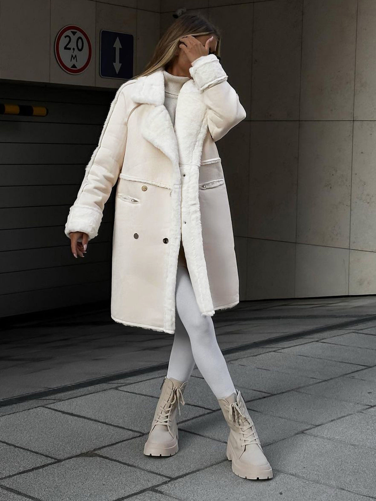 Manteau croisé en fausse fourrure effet mouton — Amielle Paris