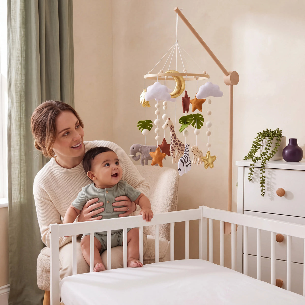 Mobile bébé en feutrine et perles de bois — vue 7