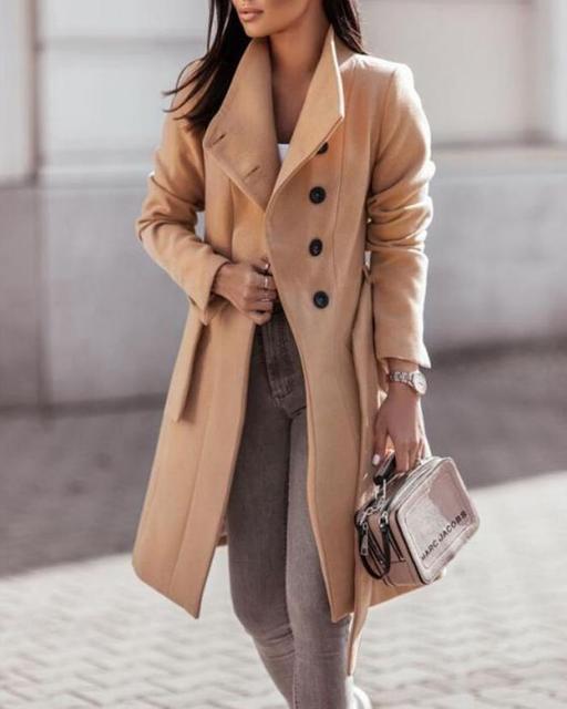 Manteau long à patte boutonnée et ceinture — Amielle Paris