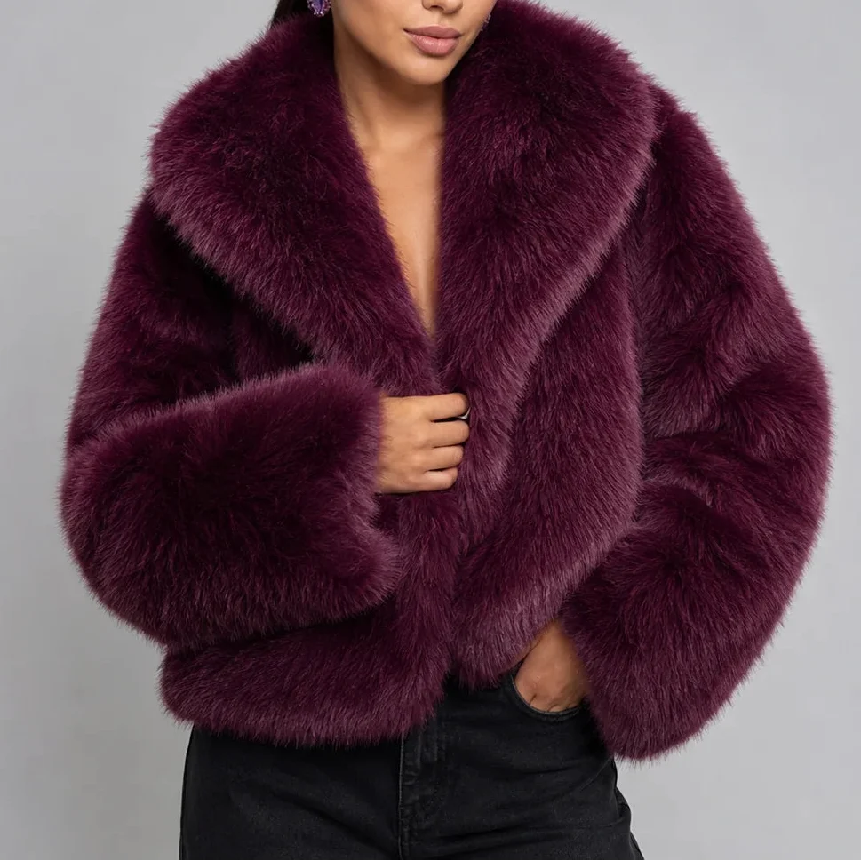Veste courte en fausse fourrure à grand col — Amielle Paris