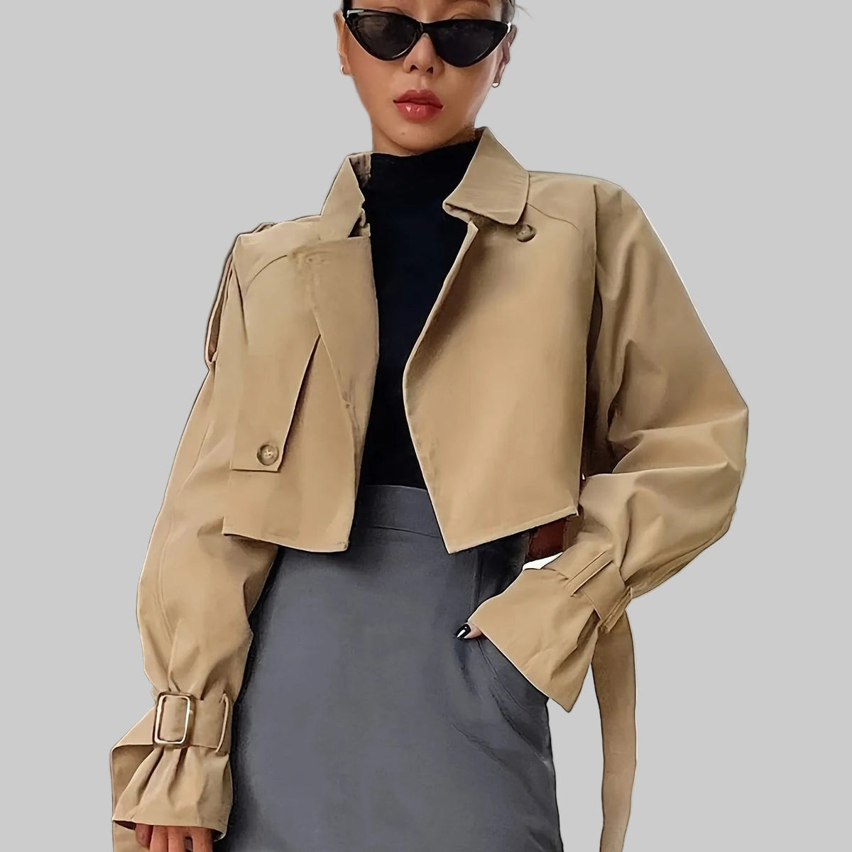 Yasmin — Trench court boutonné à large col — Amielle Paris