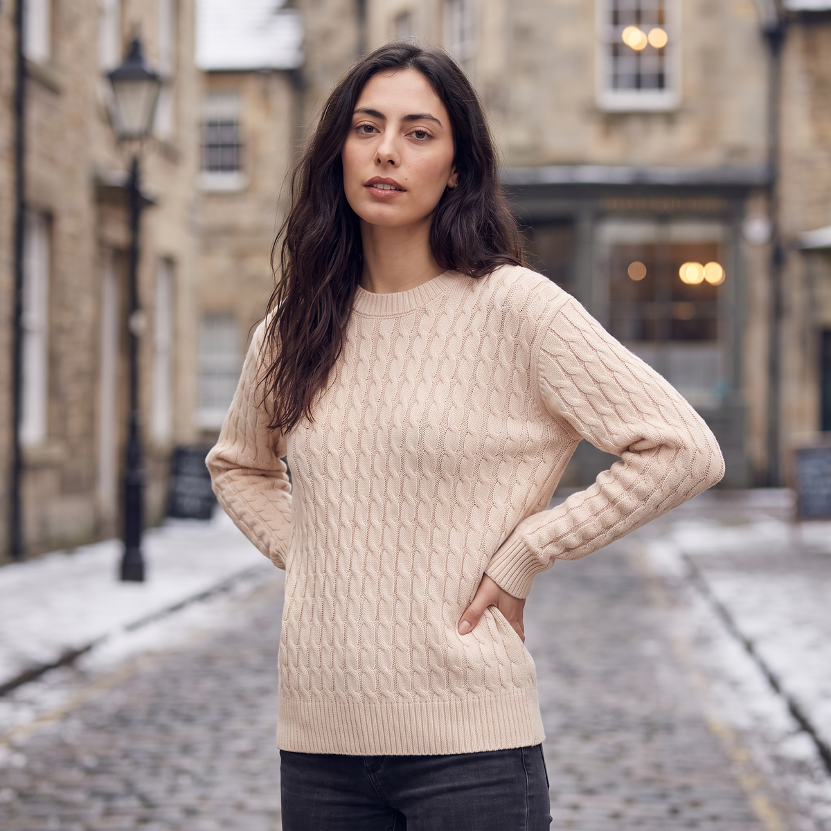 Pull ample en laine à torsades — Amielle Paris — vue 3