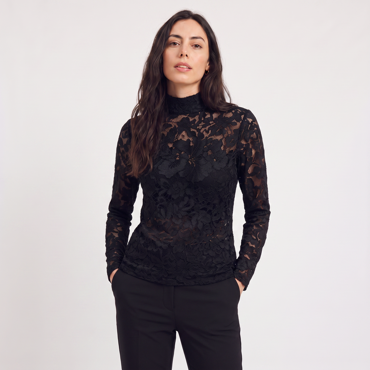 Blouse ajustée en dentelle à col montant — Amielle Paris — vue 8