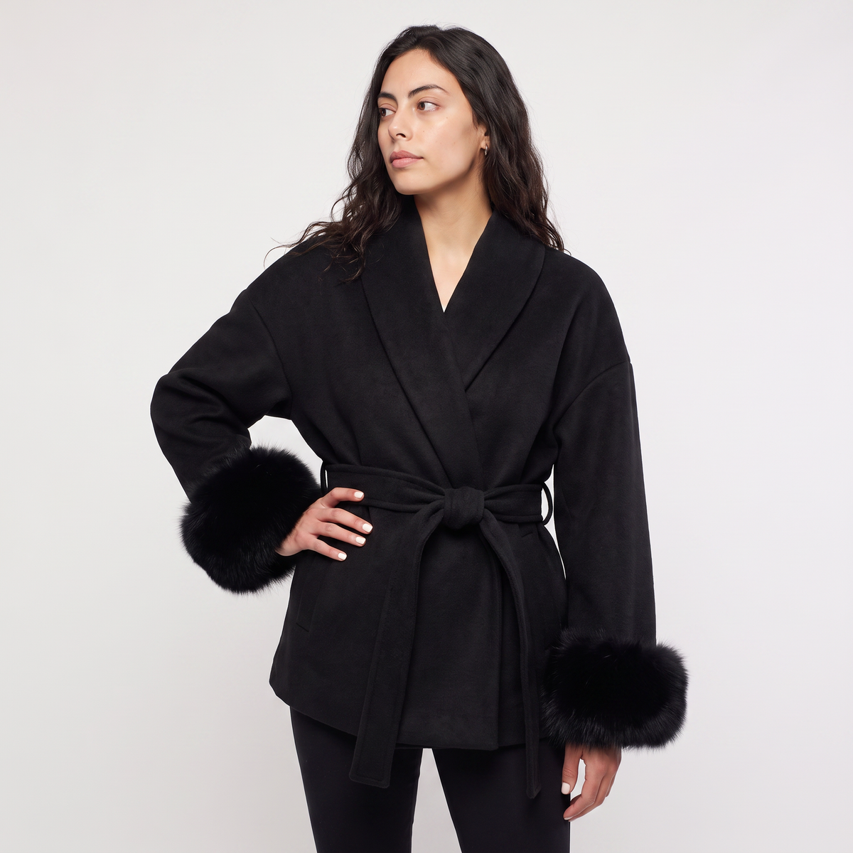 Manteau ceinturé à poignets en fausse fourrure — Amielle Paris — vue 9