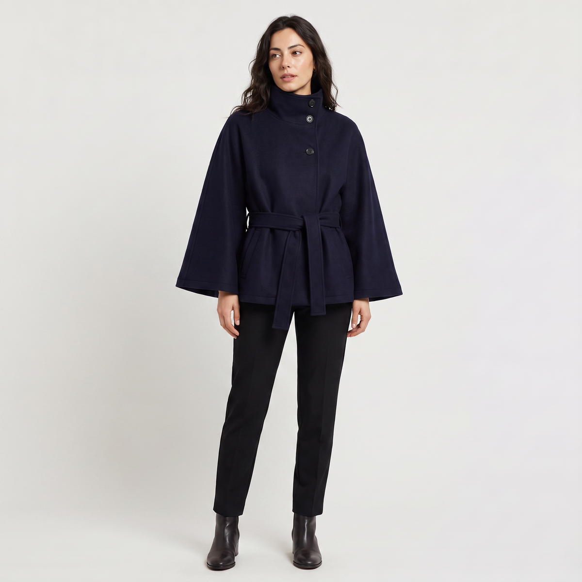 Manteau cape ceinturé à col montant — Amielle Paris — vue 3