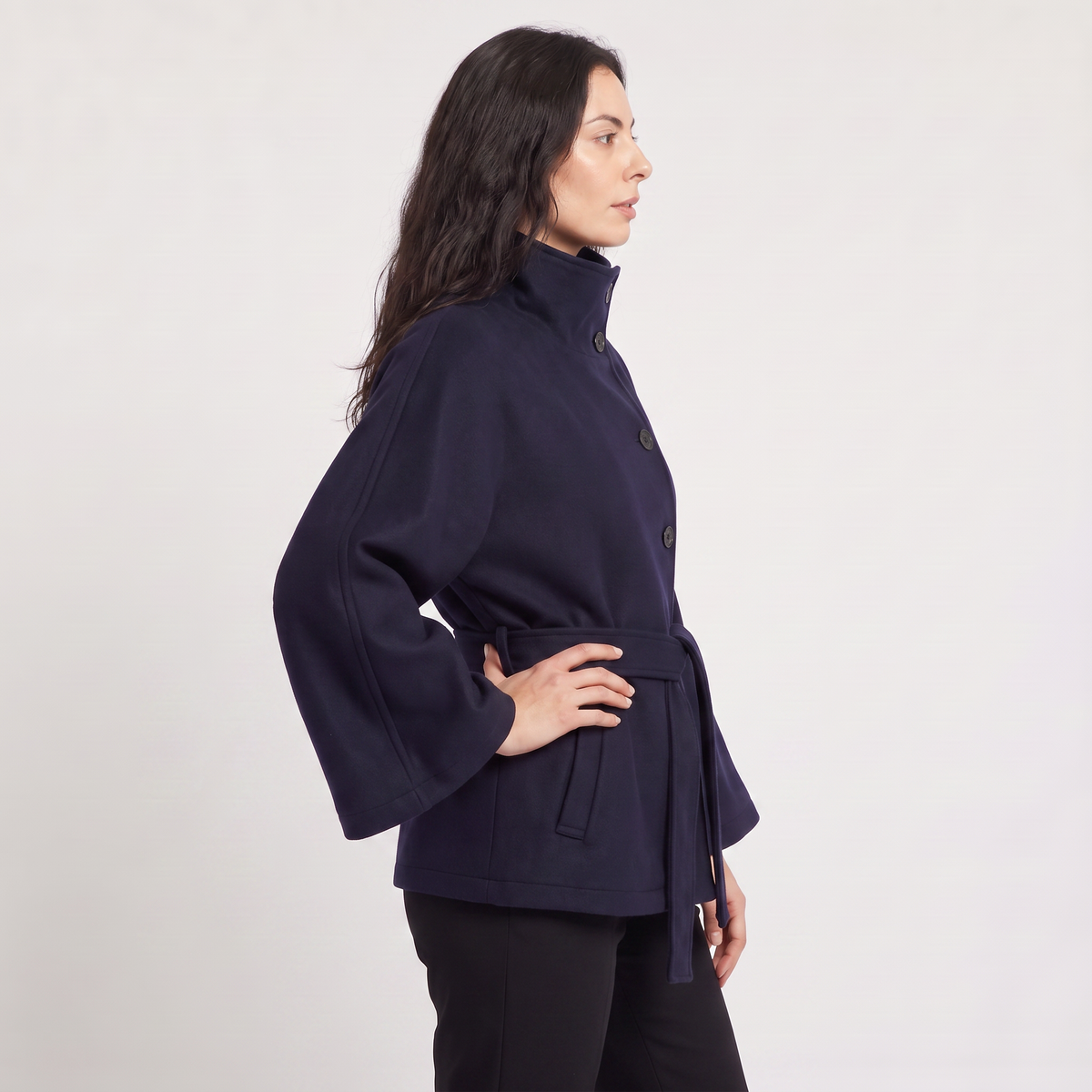 Manteau cape ceinturé à col montant — Amielle Paris — vue 4