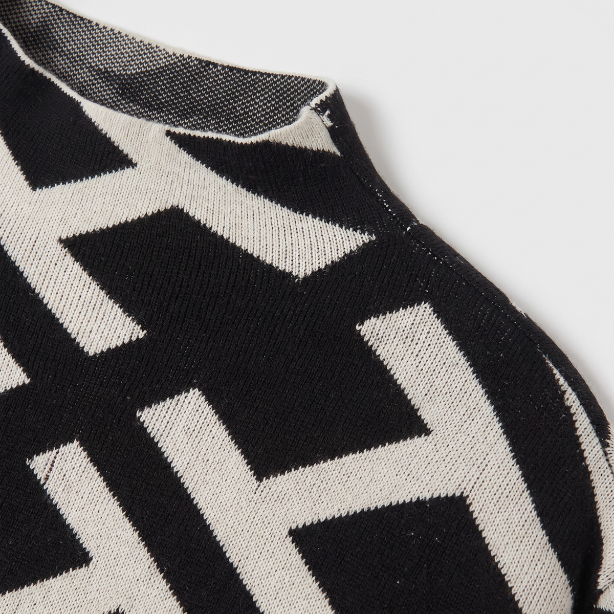 Pull à col roulé en maille aspect velours — Amielle Paris — vue 6