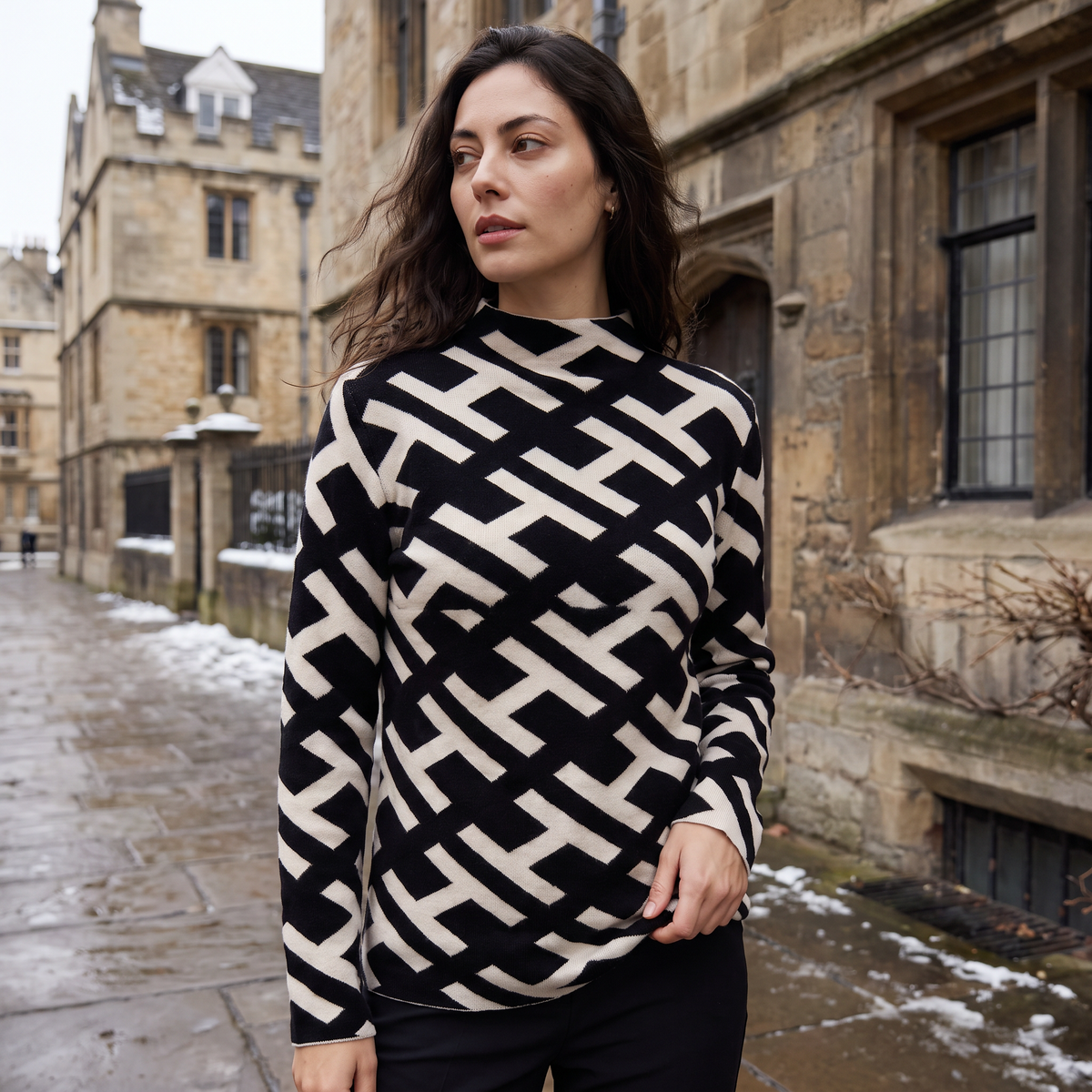 Pull à col roulé en maille aspect velours — Amielle Paris — vue 2