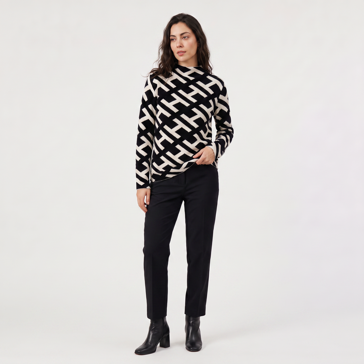 Pull à col roulé en maille aspect velours — Amielle Paris — vue 3