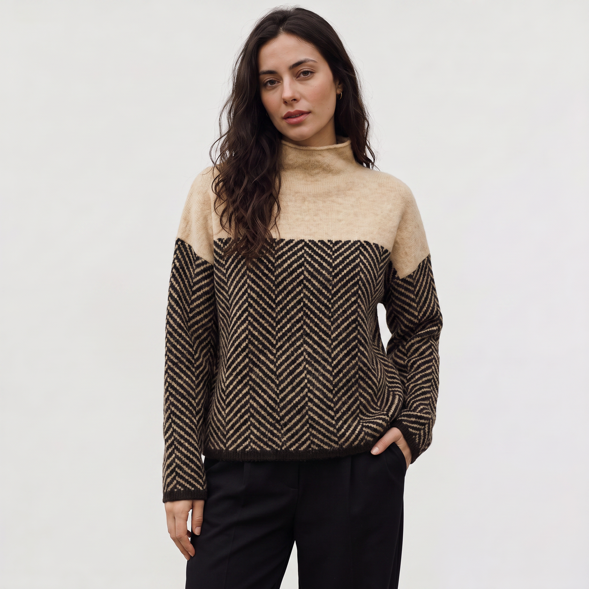 Pull beige décontracté à col roulé — Amielle Paris — vue 3