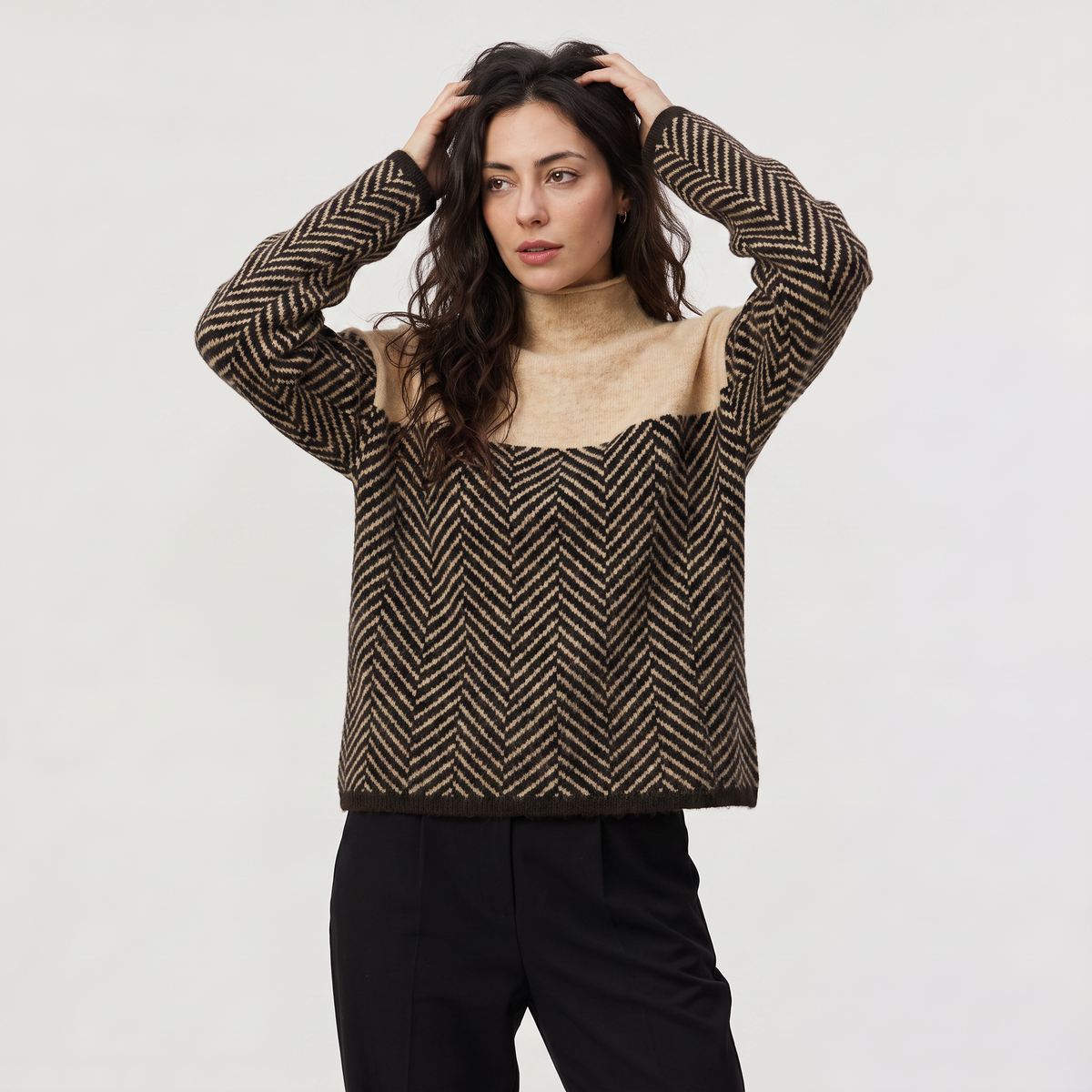 Pull beige décontracté à col roulé — Amielle Paris — vue 1
