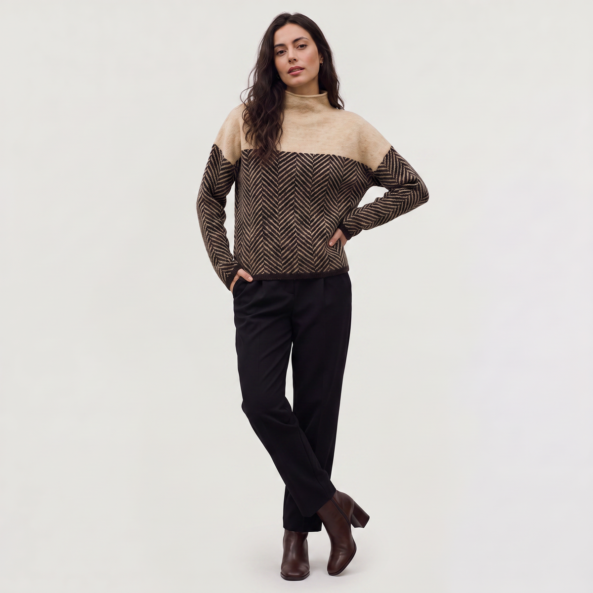 Pull beige décontracté à col roulé — Amielle Paris — vue 4