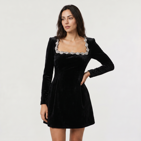 Robe courte en velours à col carré orné