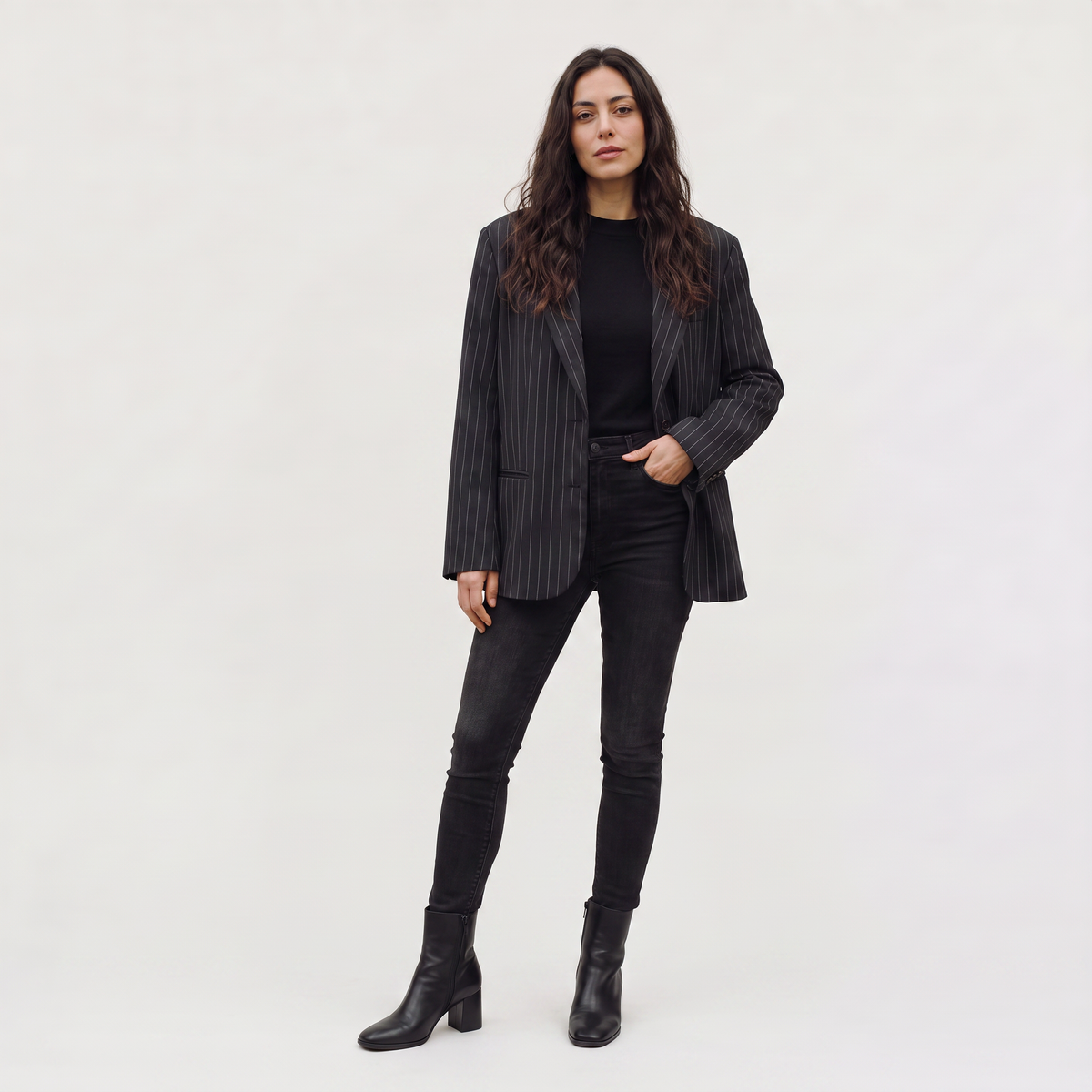 Blazer ample à fines rayures et grands revers — Amielle Paris — vue 6