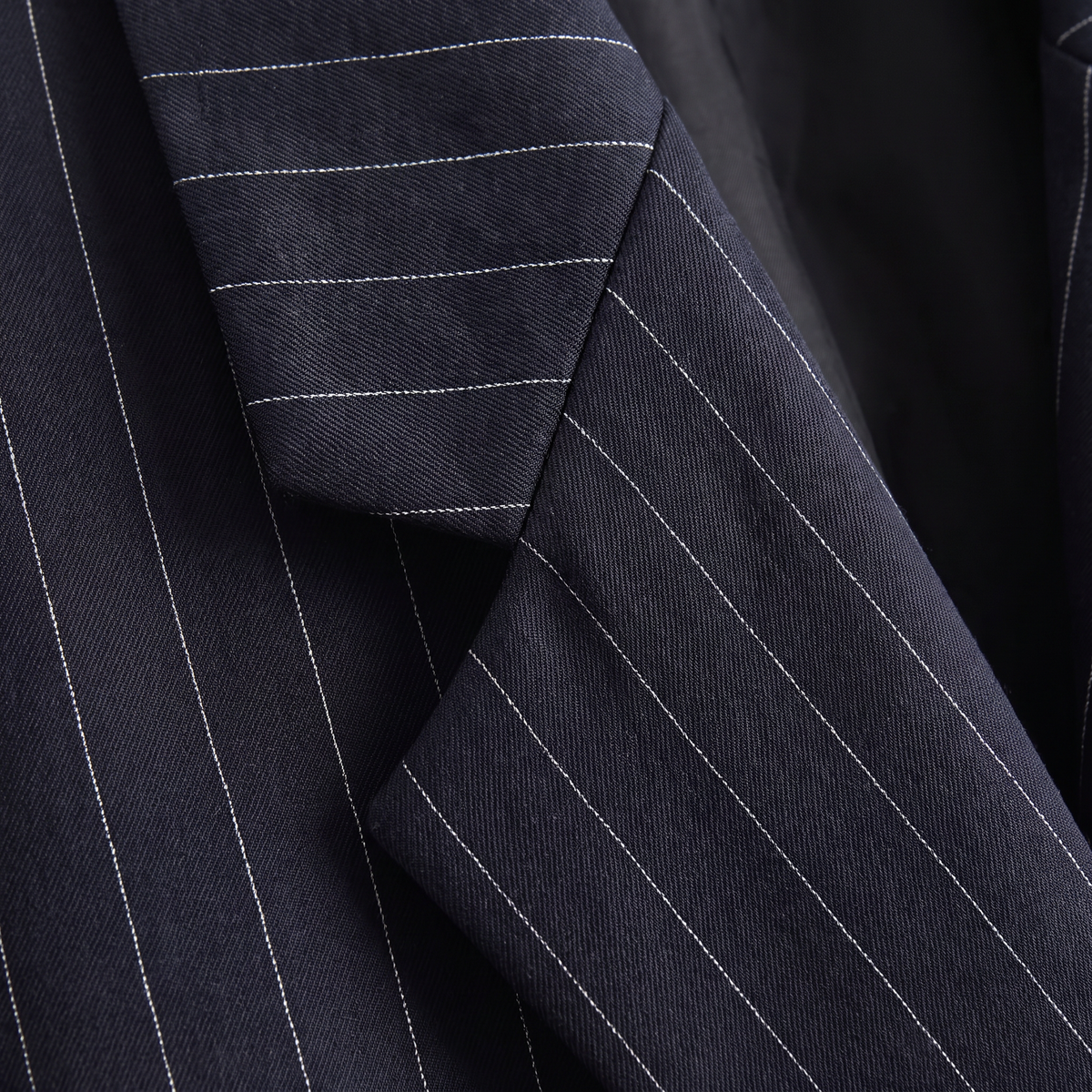 Blazer ample à fines rayures et grands revers — Amielle Paris — vue 8