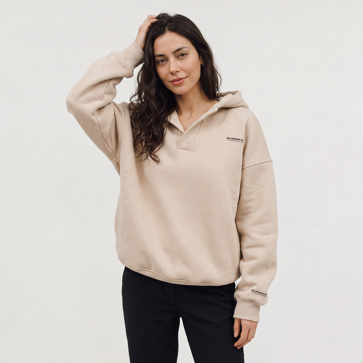 Sweat ample à capuche et encolure en V — Amielle Paris — vue 1