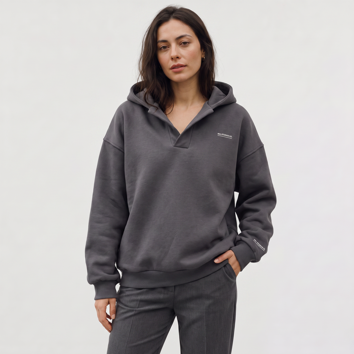 Sweat ample à capuche et encolure en V — Amielle Paris — vue 5