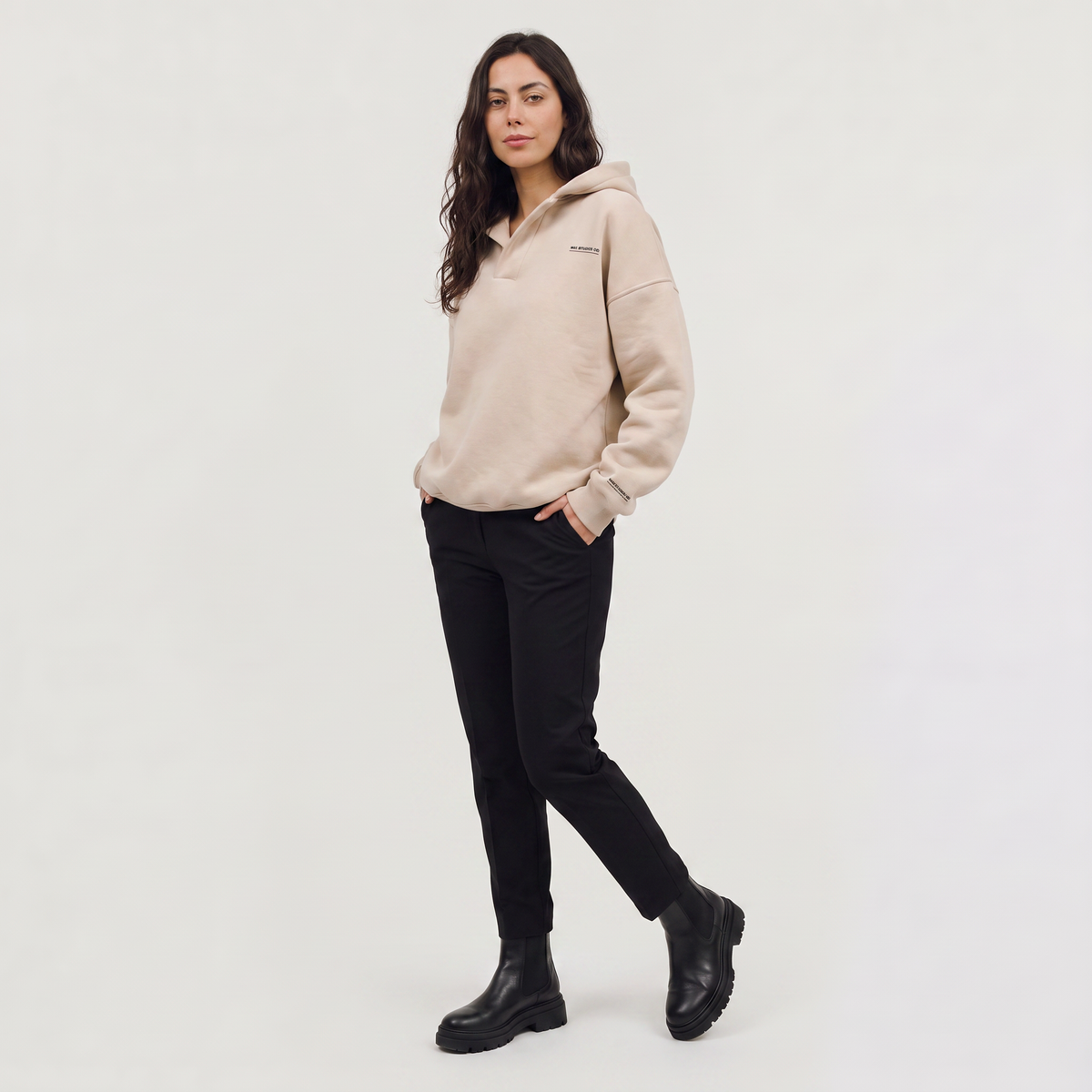 Sweat ample à capuche et encolure en V — Amielle Paris — vue 9