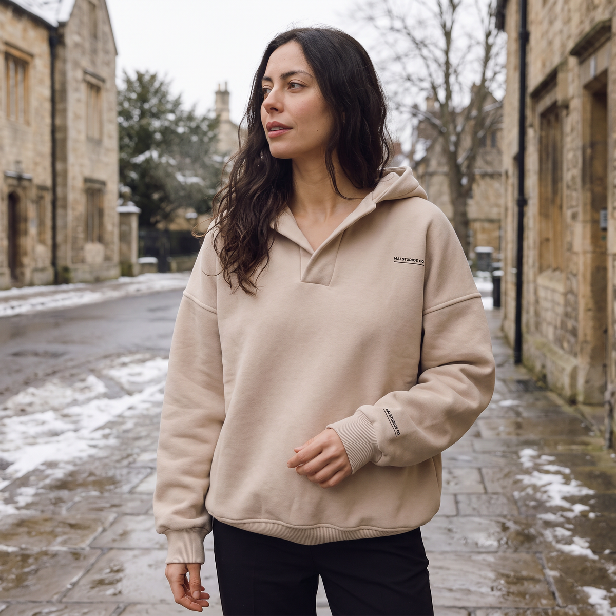 Sweat ample à capuche et encolure en V — Amielle Paris — vue 2