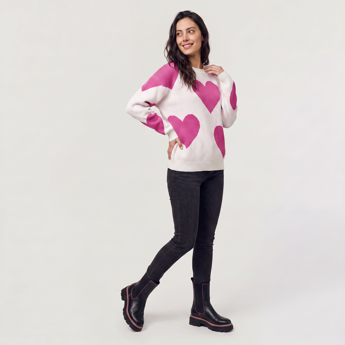 Pull à motifs cœurs et col rond — Amielle Paris — vue 3