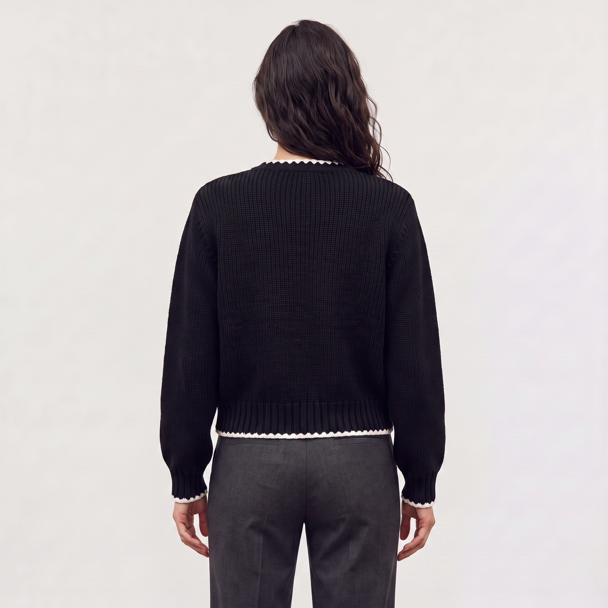 Cardigan court à liens et bordures festonnées — Amielle Paris — vue 4