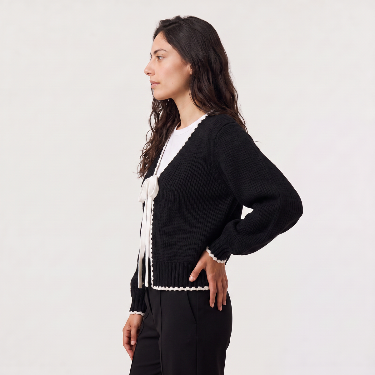 Cardigan court à liens et bordures festonnées — Amielle Paris — vue 5