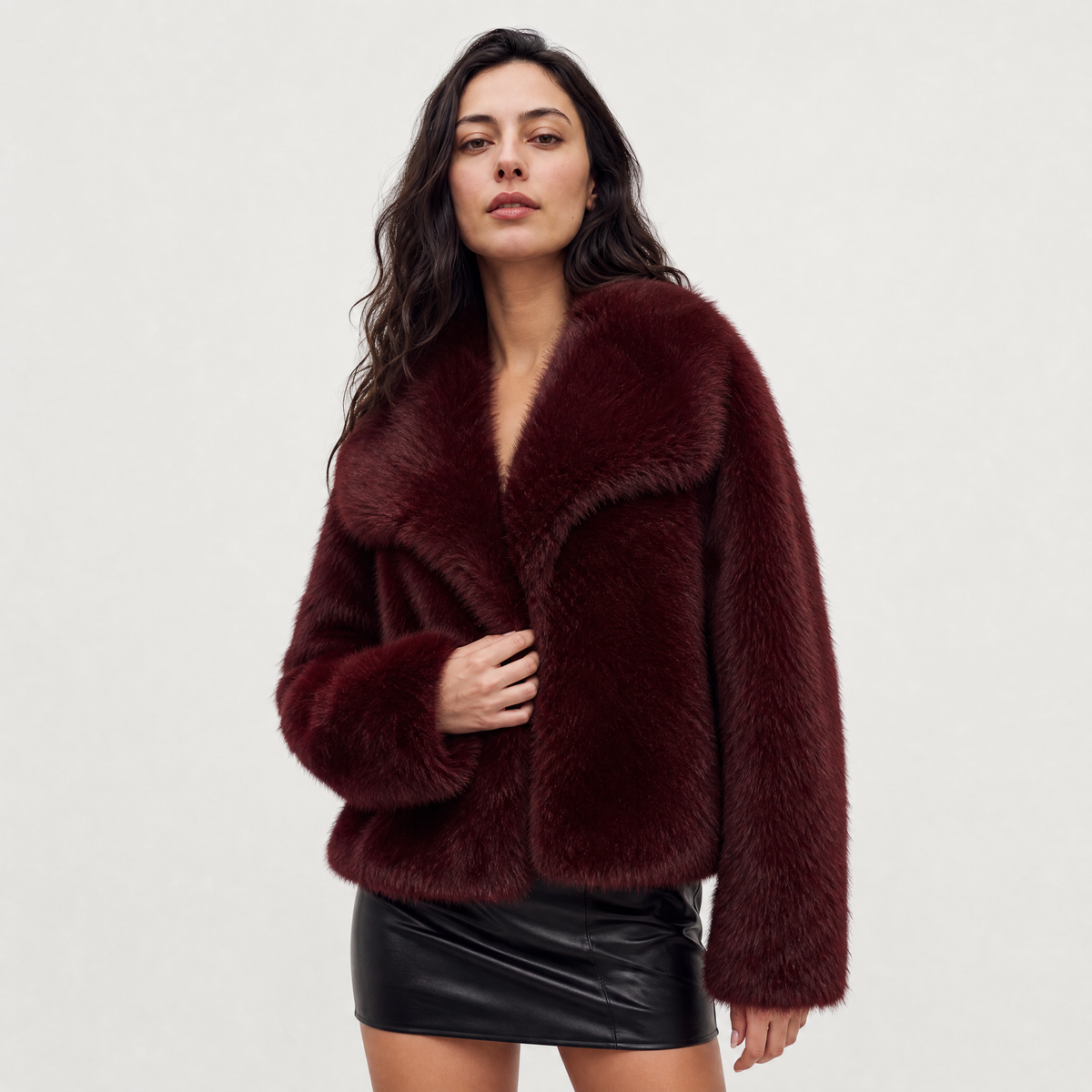Manteau court en fausse fourrure à grand col — Amielle Paris — vue 1