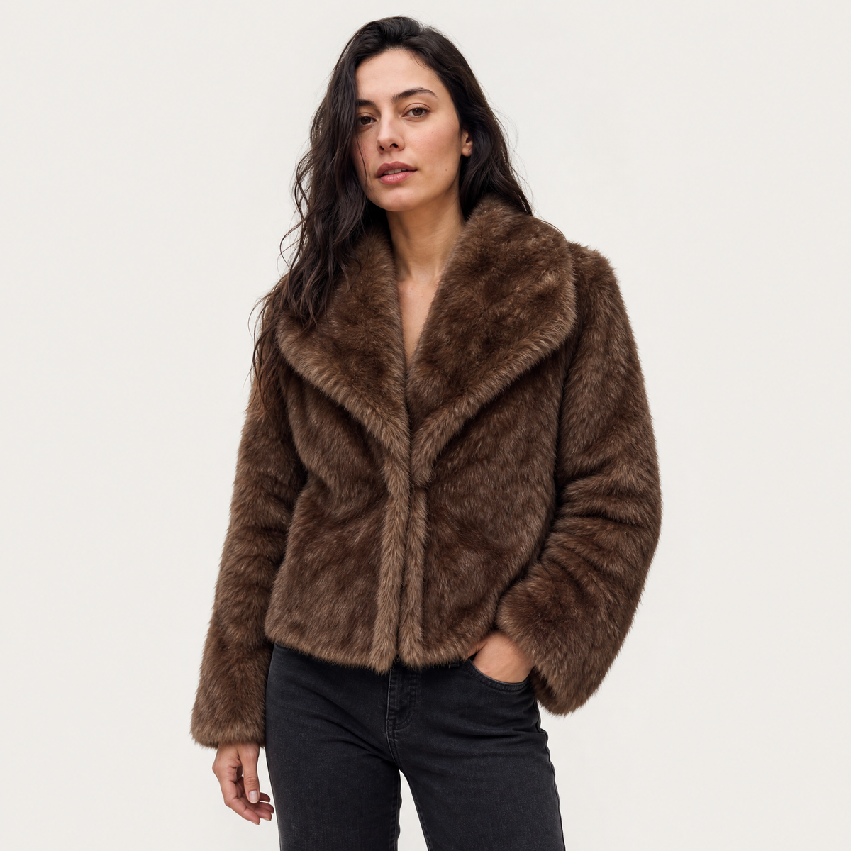 Manteau court en fausse fourrure à grand col — Amielle Paris — vue 8