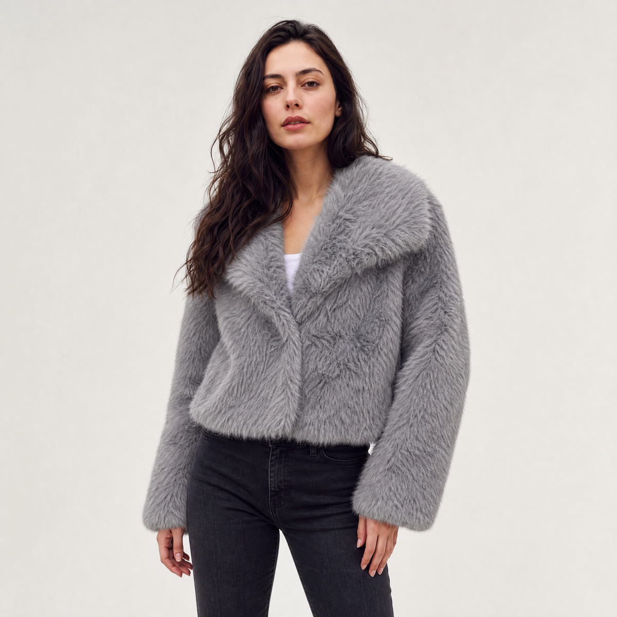 Manteau court en fausse fourrure à grand col — Amielle Paris — vue 10