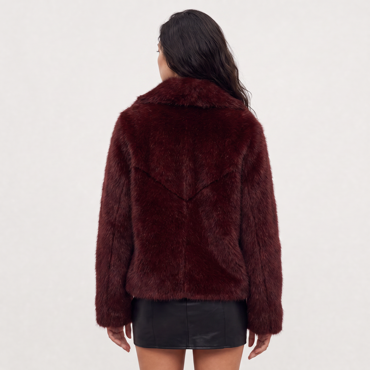 Manteau court en fausse fourrure à grand col — Amielle Paris — vue 3