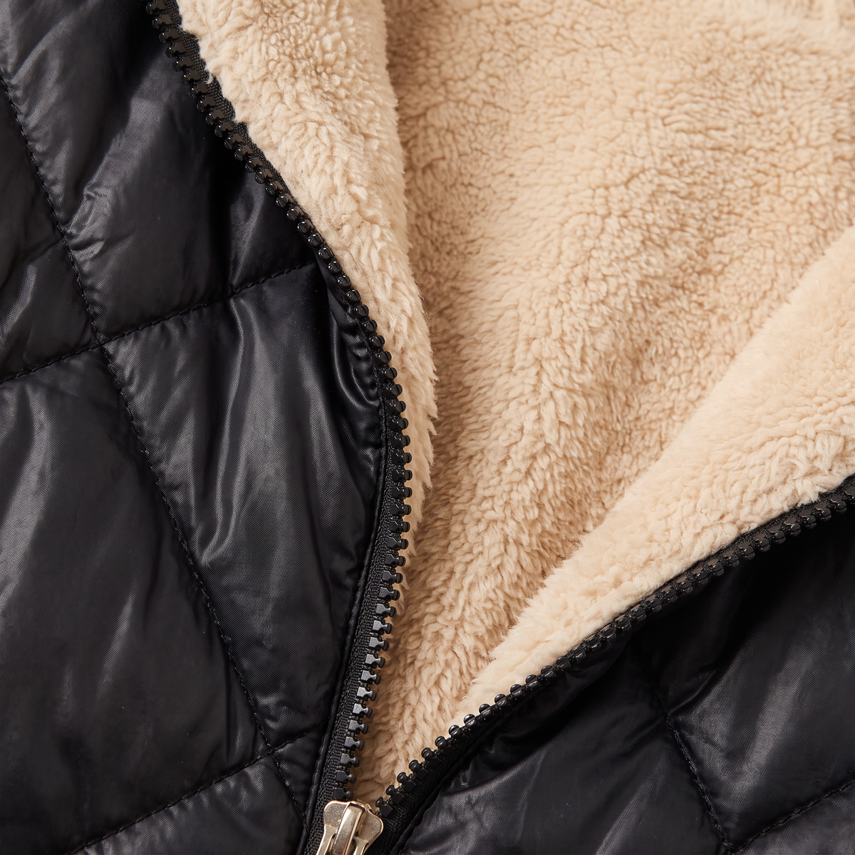 Veste matelassée mi-cuisse à capuche doublée — Amielle Paris — vue 10