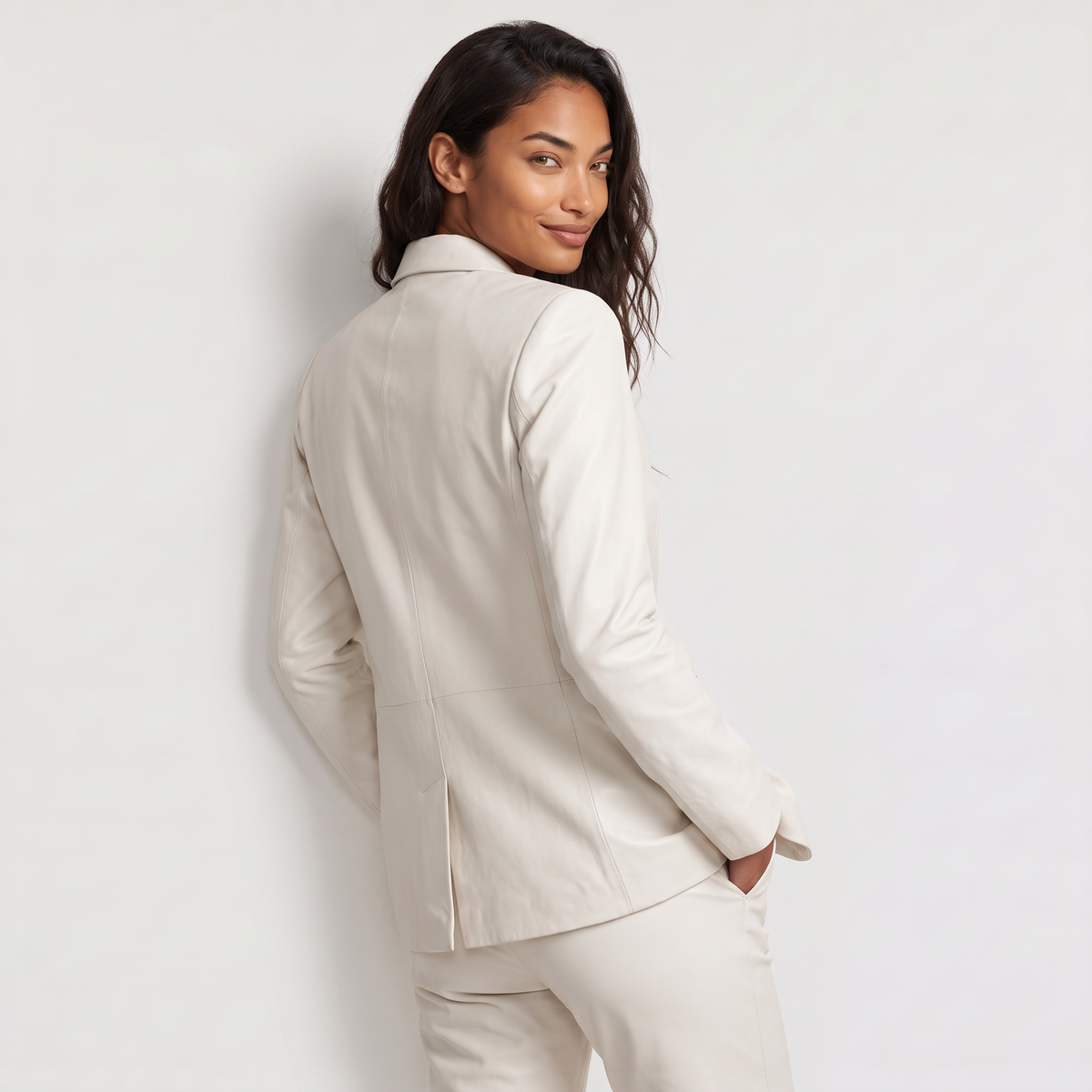 Blazer blanc cintré à revers et bouton unique — Amielle Paris — vue 5