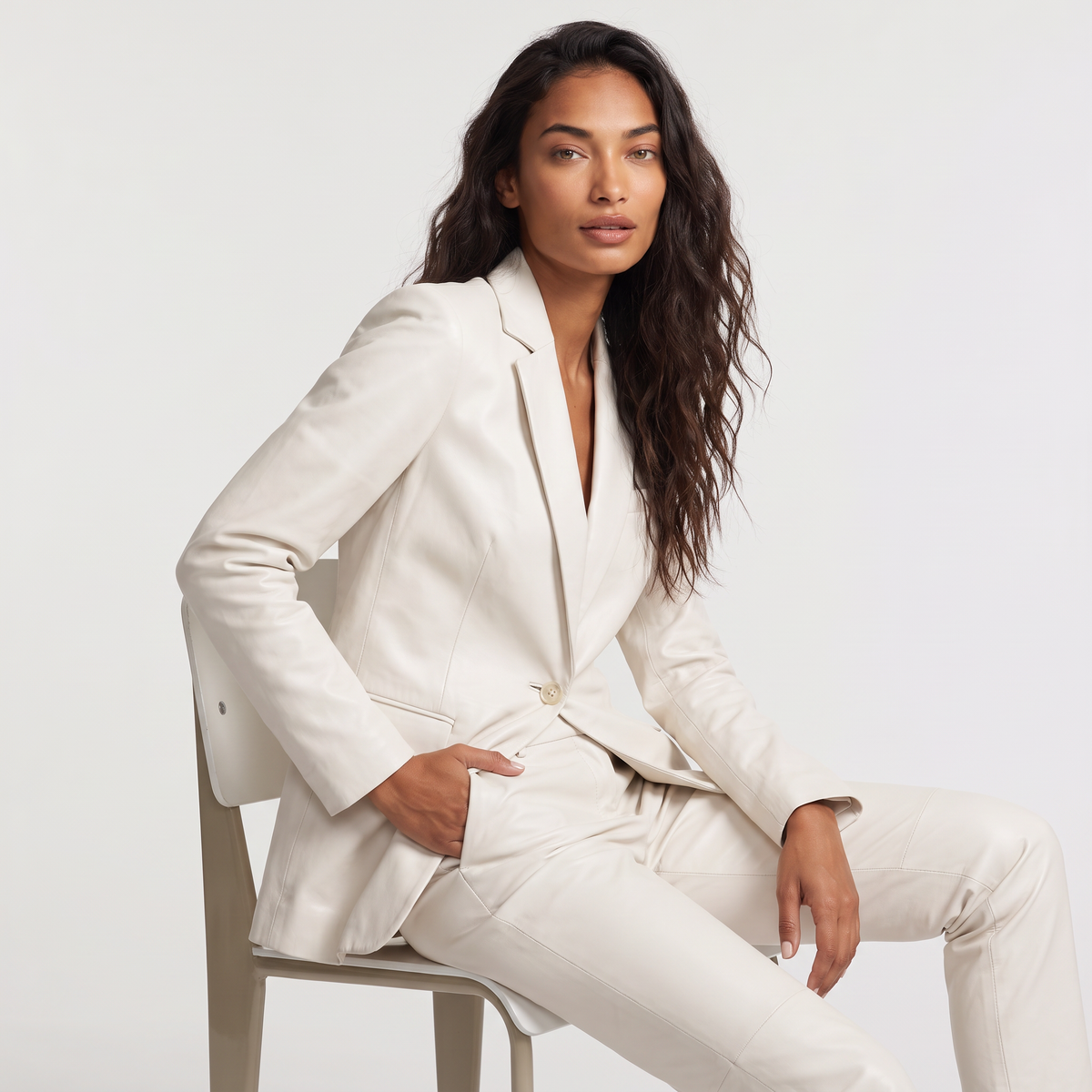 Blazer blanc cintré à revers et bouton unique — Amielle Paris — vue 3
