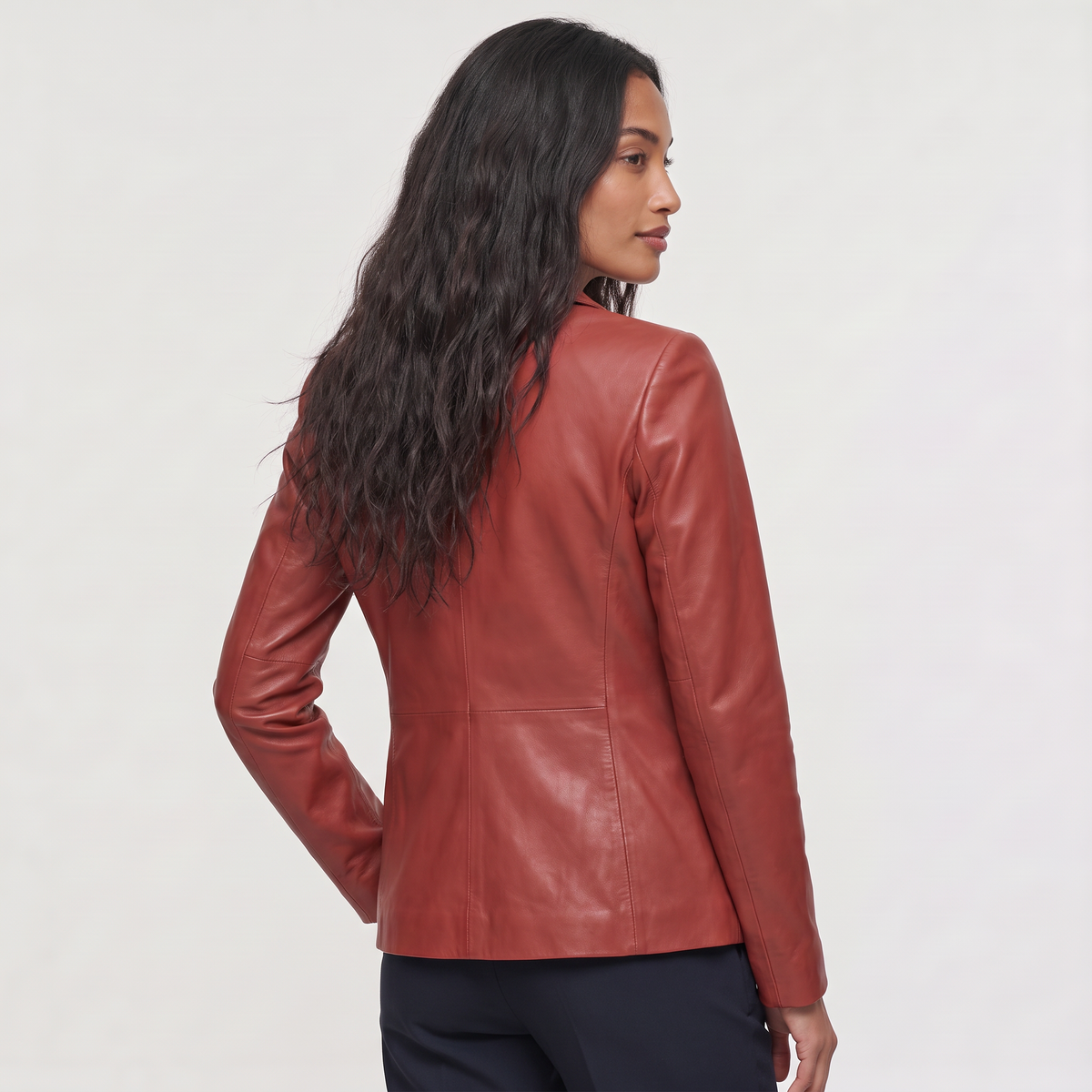 Blazer en cuir cintré à revers et bouton unique — Amielle Paris — vue 5