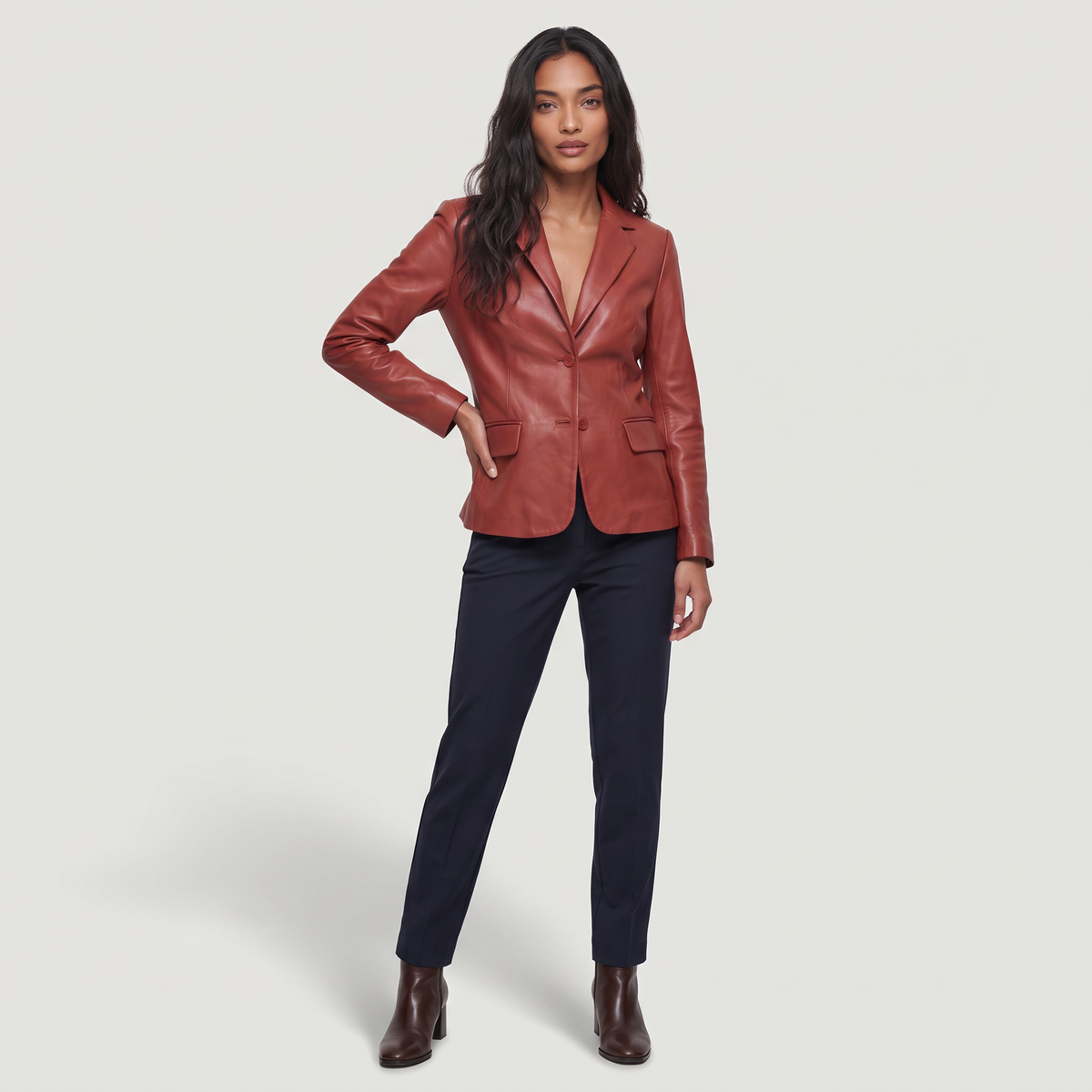 Blazer en cuir cintré à revers et bouton unique — Amielle Paris — vue 3