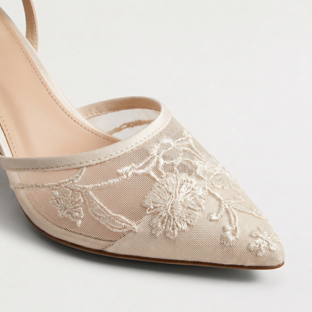 Mules à talon fin en résille brodée de fleurs — Amielle Paris — vue 2