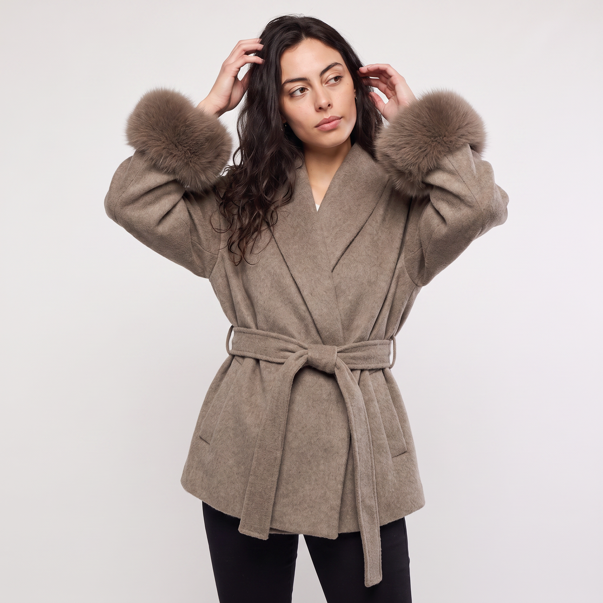 Manteau ceinturé à poignets en fausse fourrure — Amielle Paris — vue 10
