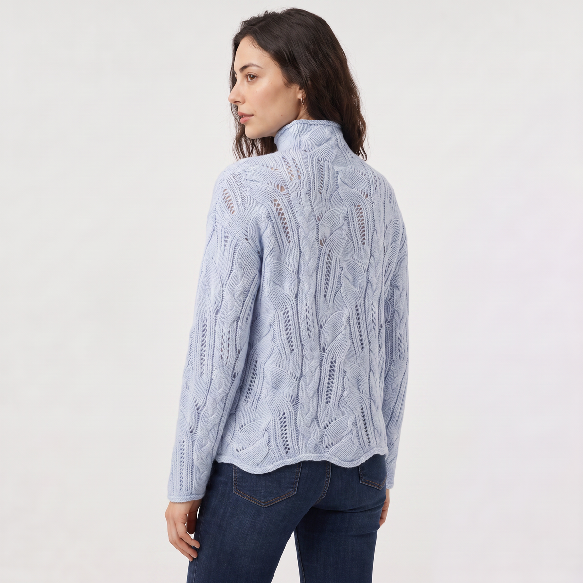 Pull ample col roulé à torsades et motifs ajourés — Amielle Paris — vue 3