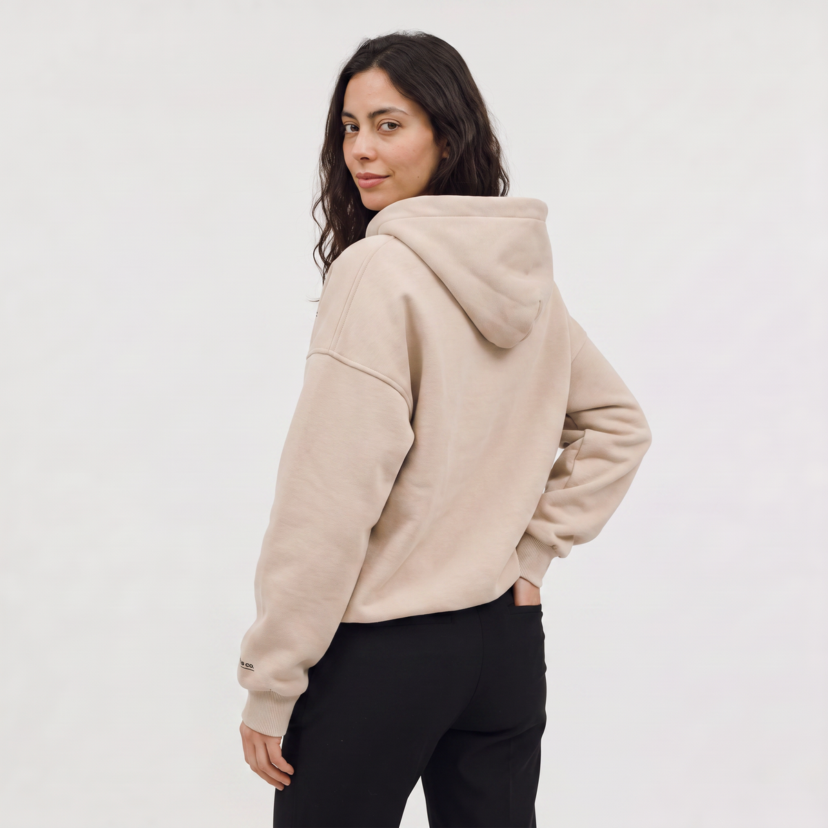 Sweat ample à capuche et encolure en V — Amielle Paris — vue 4