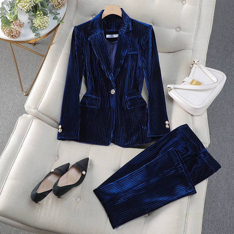 Tailleur pantalon en velours à veste boutonnée — Amielle Paris