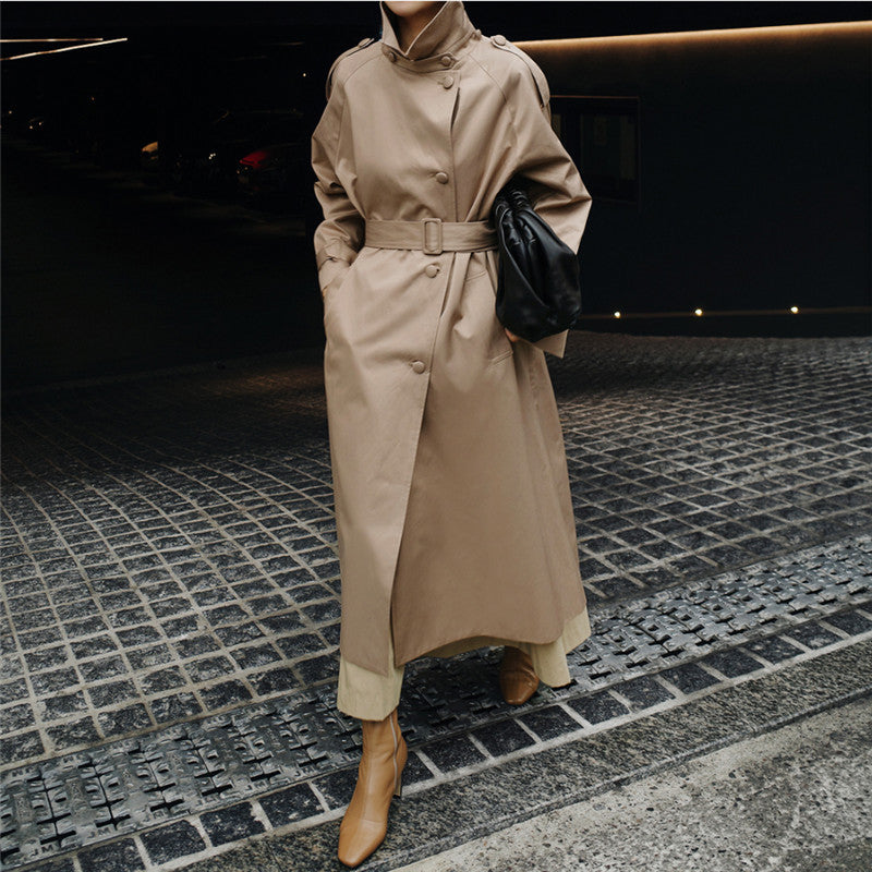 Trench très long à col haut et ceinture — Amielle Paris