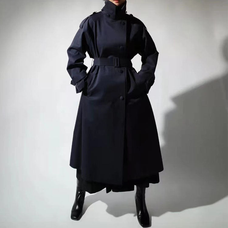 Trench très long à col haut et ceinture — Amielle Paris