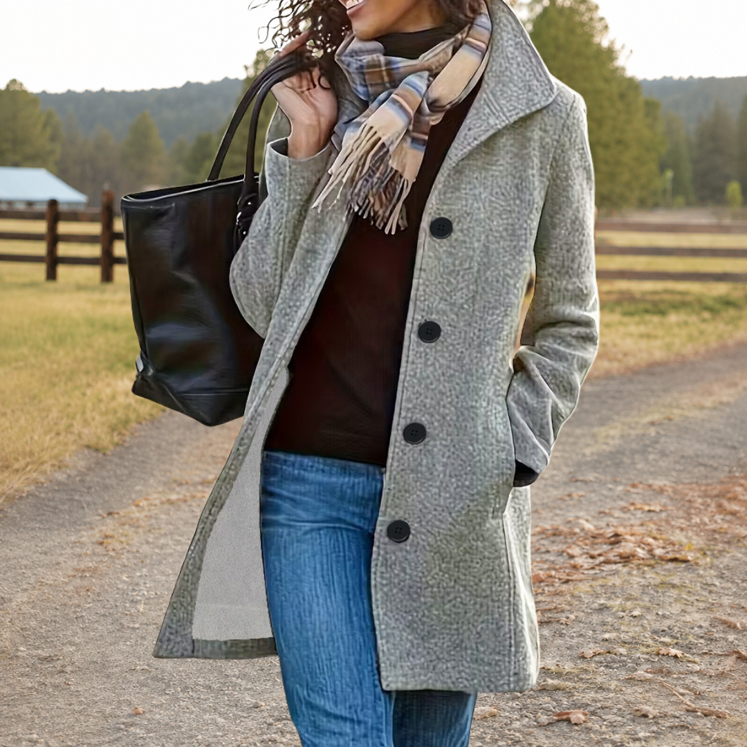 Elara — Manteau boutonné à col classique — Amielle Paris