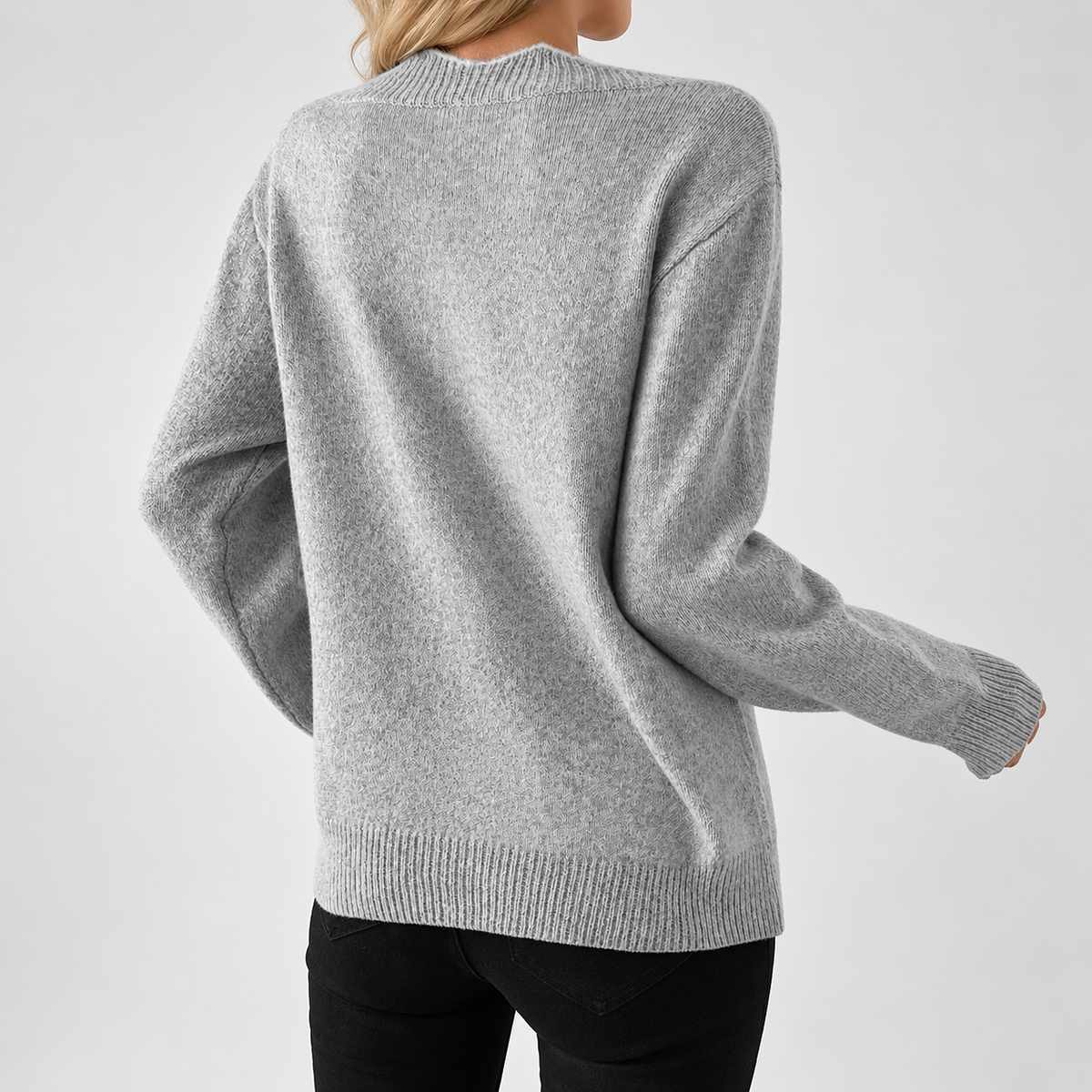 Pull ample à col V et motif nœud — Amielle Paris