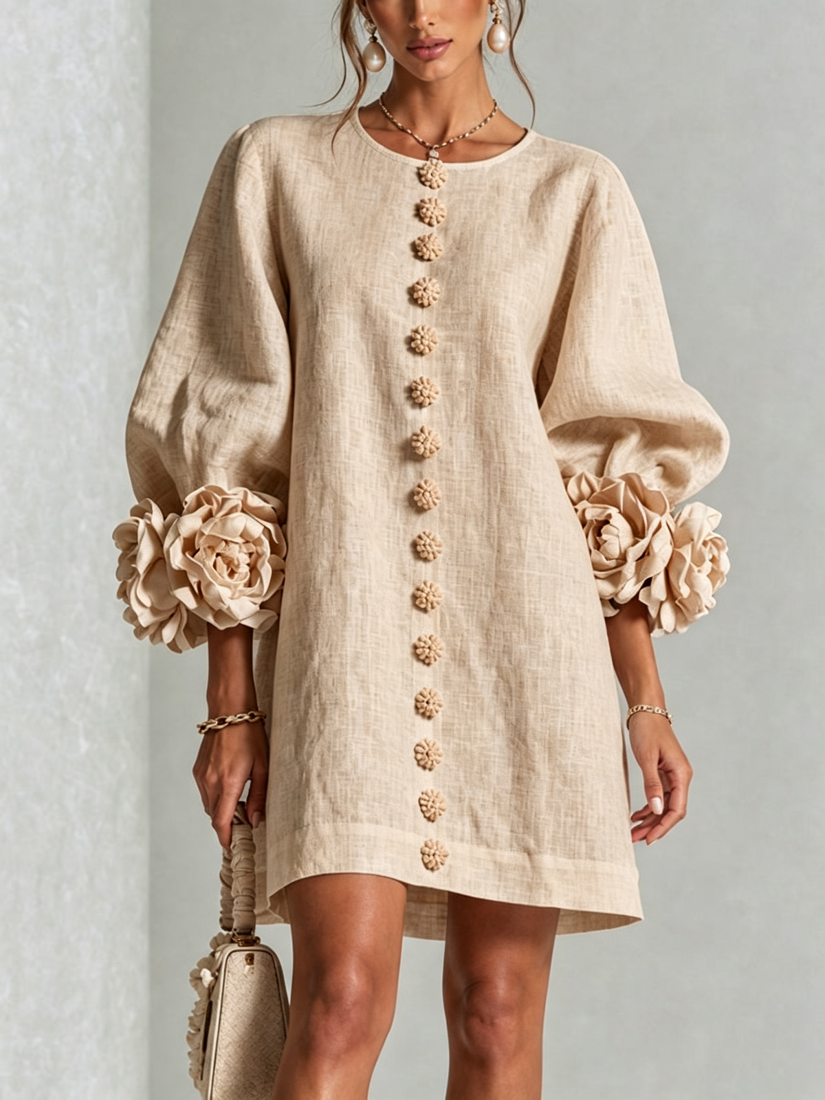 Lilith — Robe courte beige, poignets fleuris — vue principale