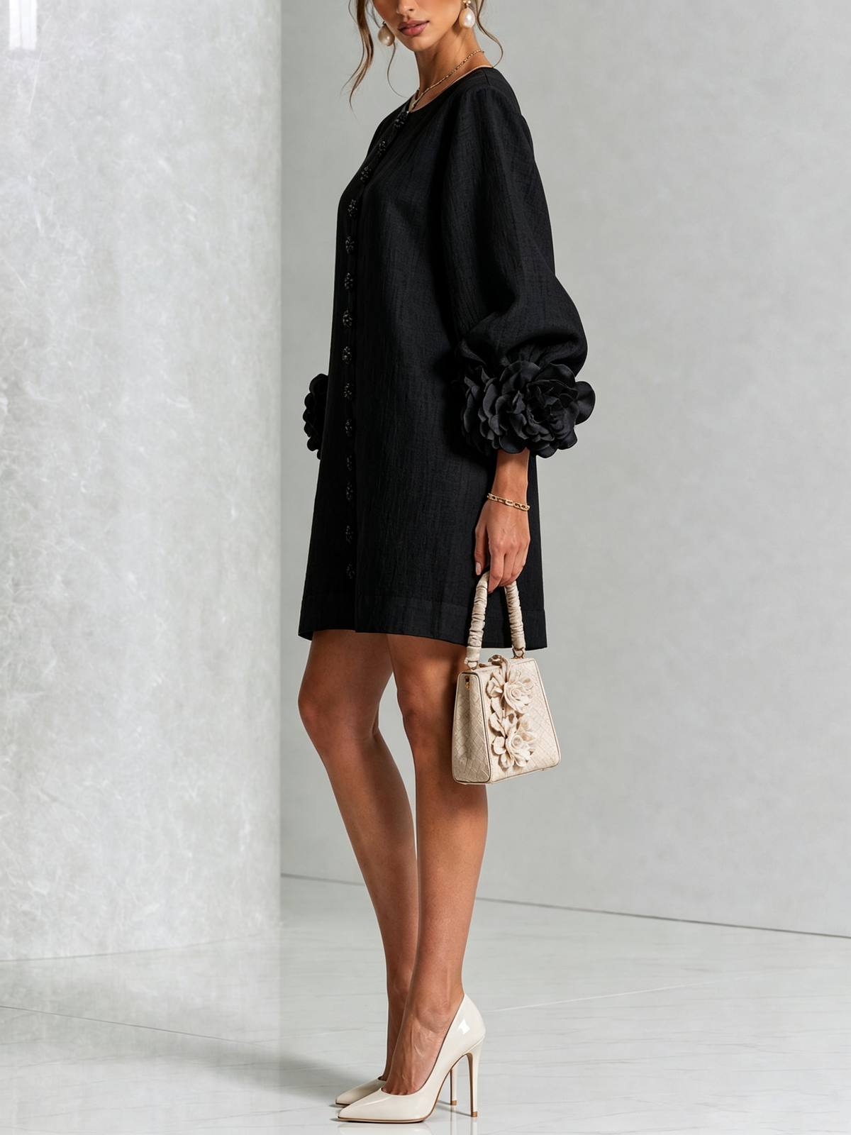 Amber — Robe noire à poignets fleuris — vue 2