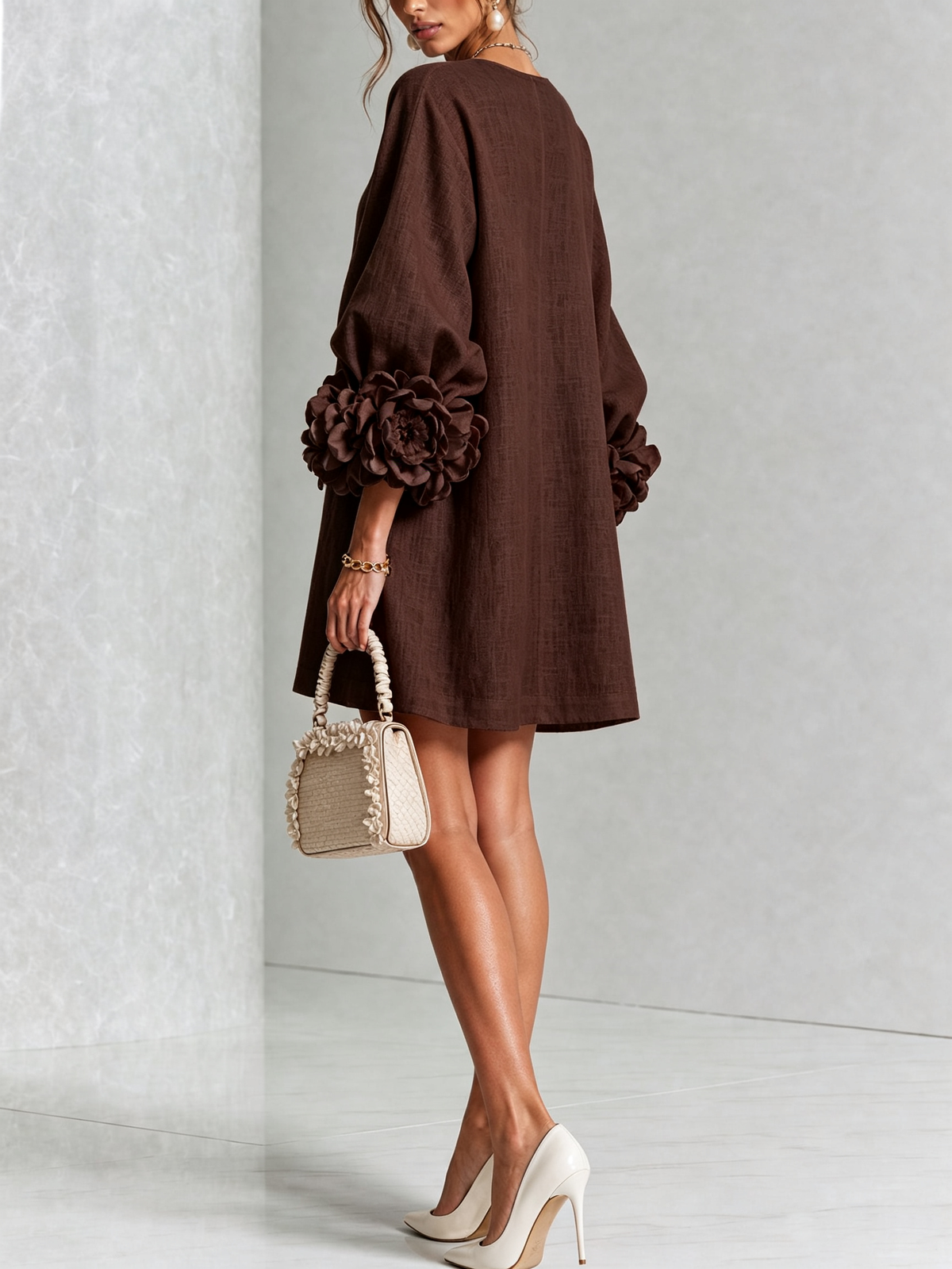 Victoria — Robe chocolat, poignets fleuris — vue 3