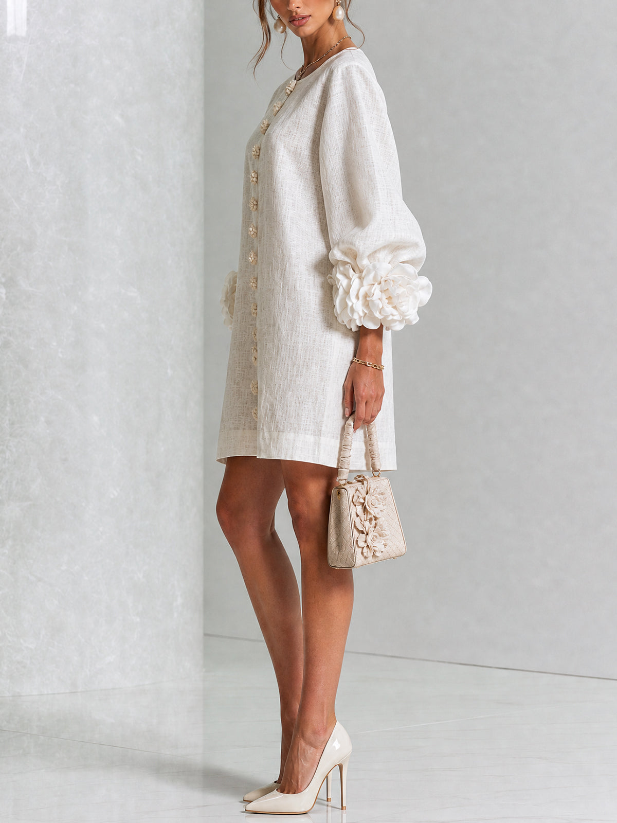Kailey — Robe courte blanche, poignets fleuris — vue 2