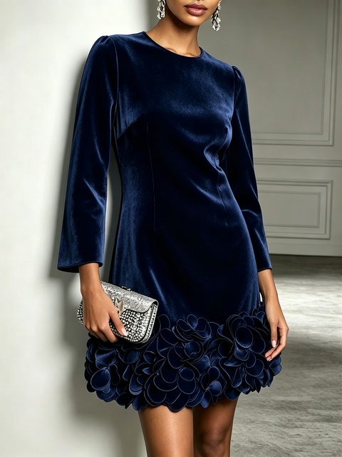 Robe courte en velours à détails roses